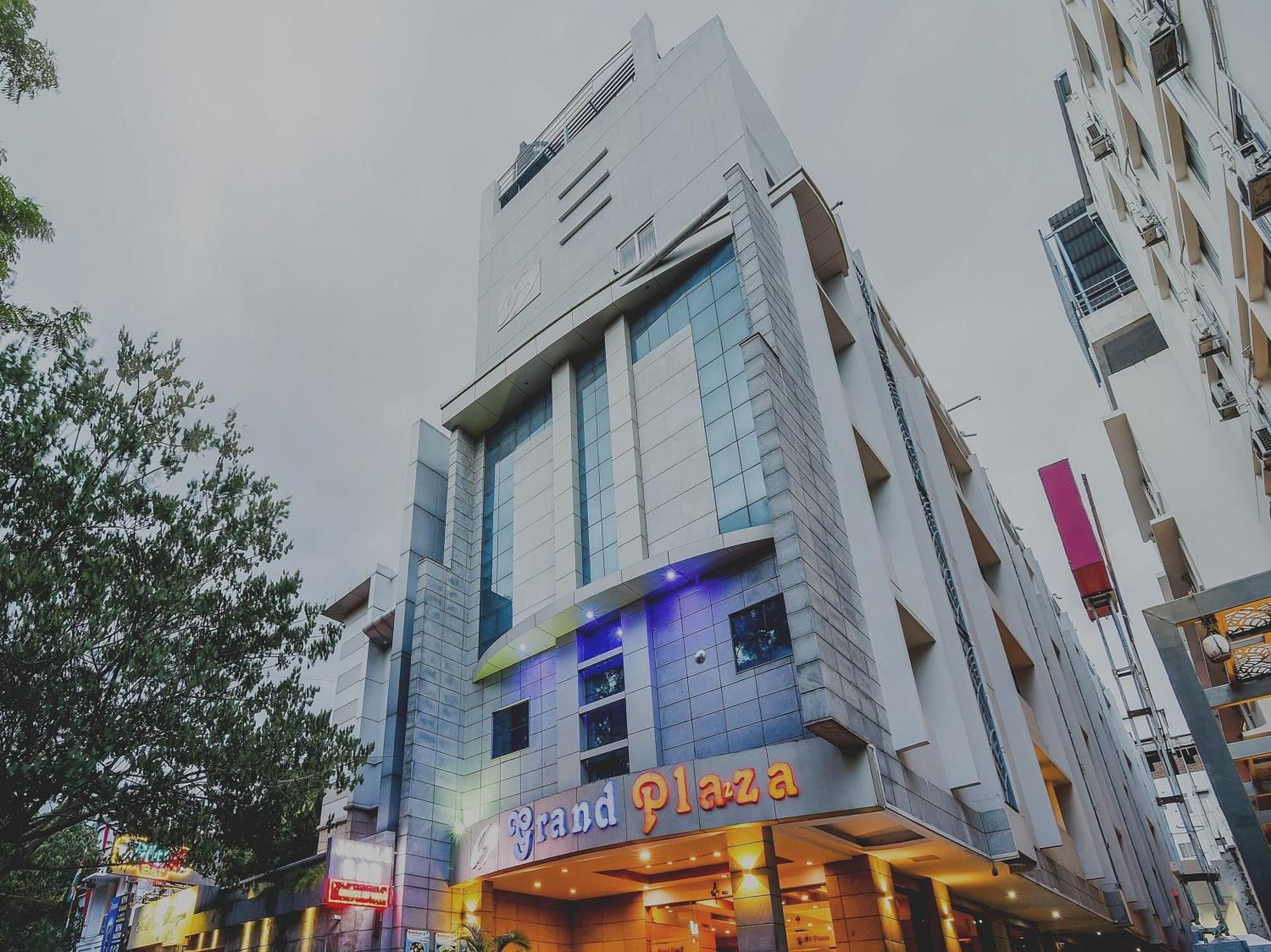 Hotel Super Capital O Grand Plaza Kójamputtúr Exteriér fotografie