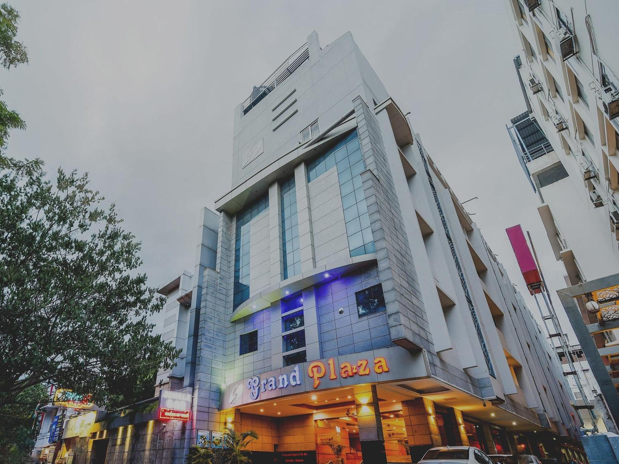 Hotel Super Capital O Grand Plaza Kójamputtúr Exteriér fotografie